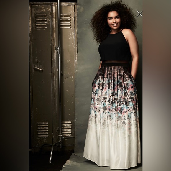 Gorgeous gown. 1 piece but has a 2 piece vibe. - Picture 1 of 6